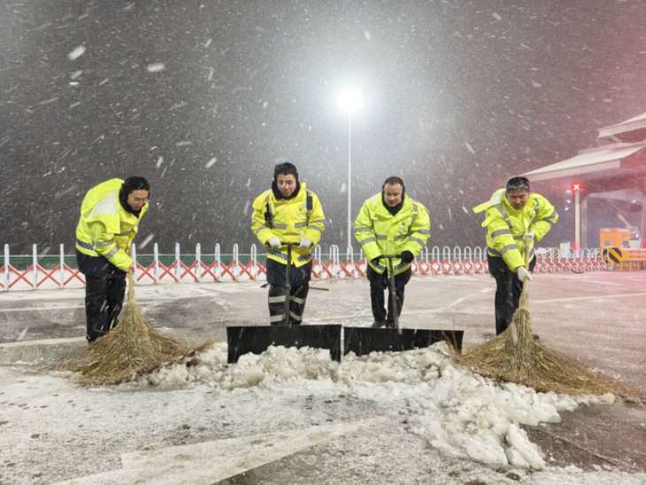 集團(tuán)迎戰(zhàn)今冬首場降雪保障路網(wǎng)安暢